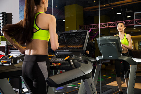跑步体育器械健身器械青年女人在健身房健身图片