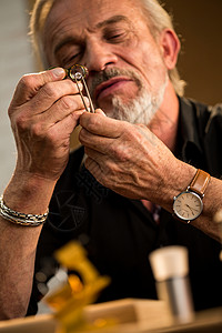 珠宝店设计老年男人制作钻石戒指背景