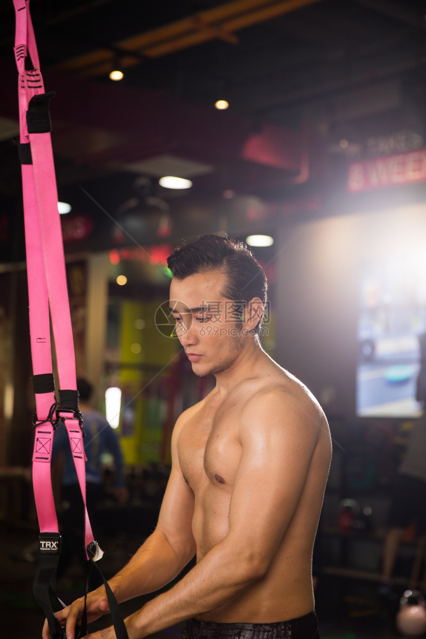 人健康亚洲青年男人在健身房健身图片