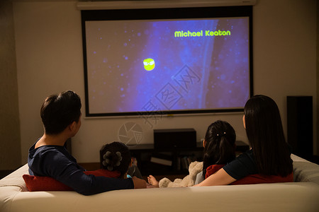 一群人看电视幸福家庭看电视背景