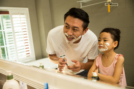 剃胡子爸爸和女儿在卫生间玩耍图片