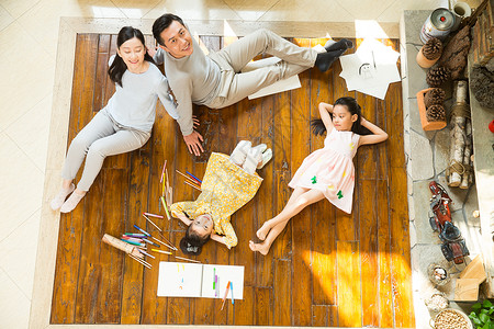 四个人幸福家庭躺在地板上图片
