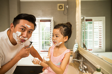剃须刀活动爸爸和女儿在卫生间玩耍背景