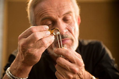 老年男人制作钻石戒指高清图片