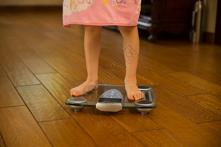 好奇心地板纯洁小女孩称体重高清图片