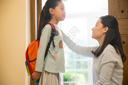 住宅房间小学生女孩妈妈送女儿去上学图片