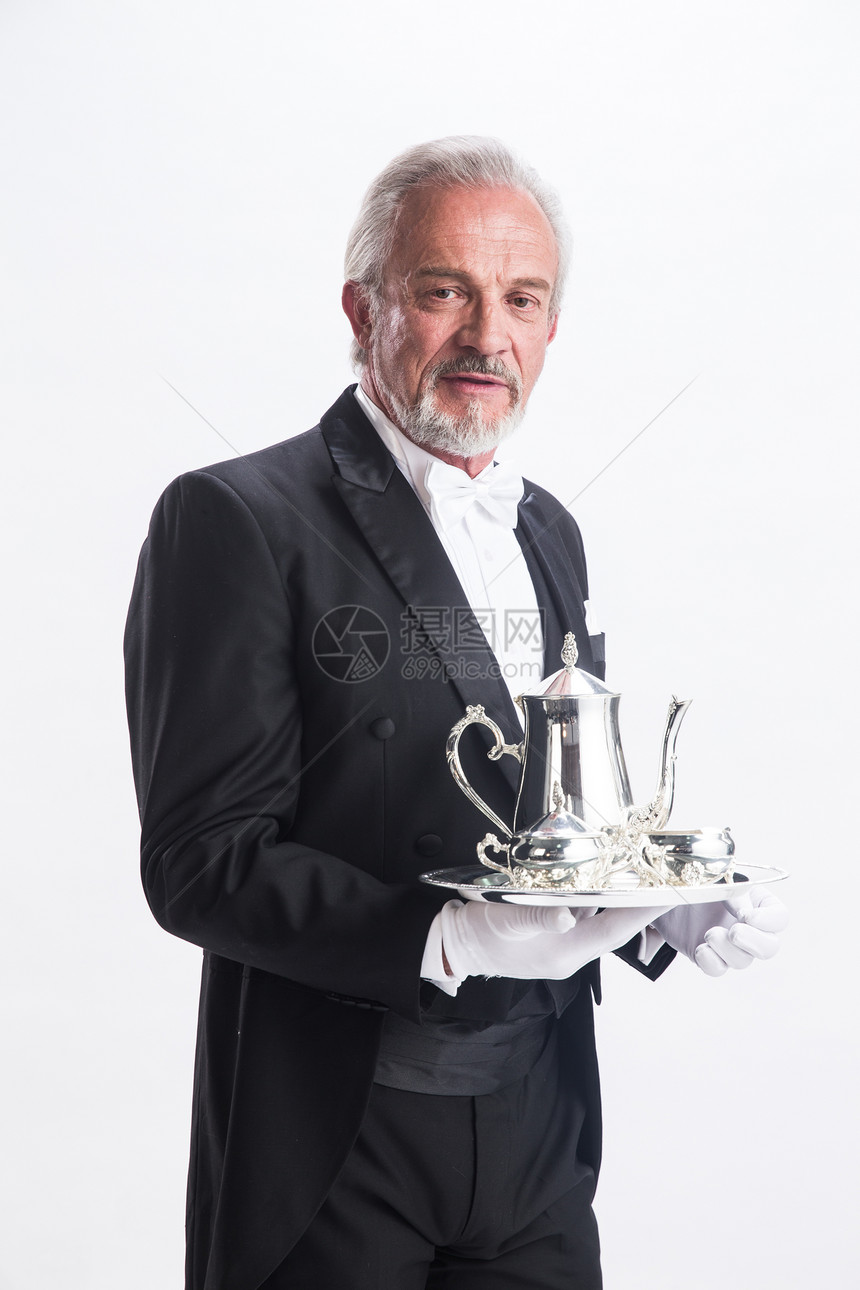 男侍者托着银餐具图片