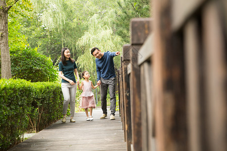木质护栏温馨幸福家庭在户外散步背景