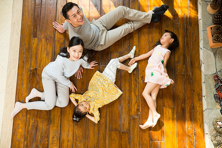 两个孩子的家庭幸福家庭躺在地板上高清图片
