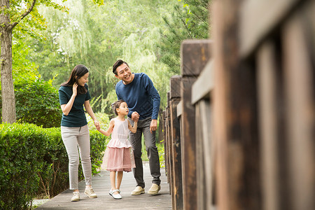 木质护栏幸福家庭在户外散步背景
