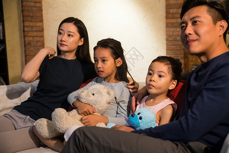 两个孩子的家庭相伴看电视图片