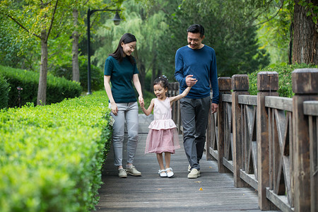 木质护栏舒适享乐幸福家庭在户外散步背景