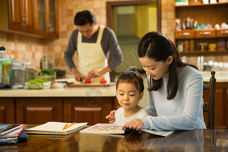 厨房与爱妈妈辅导女儿做作业背景
