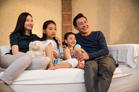 幸福的家庭生活看电视图片