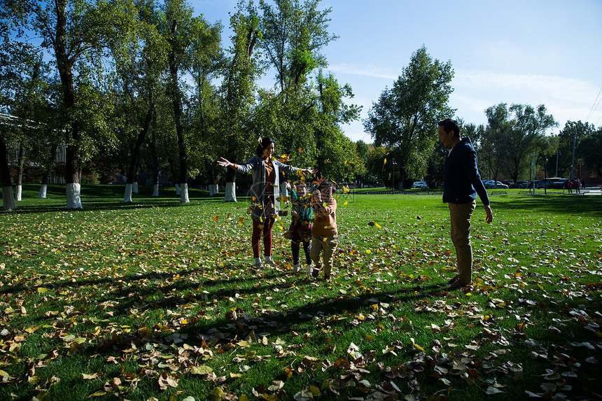 落叶公园5到6岁幸福家庭在户外图片