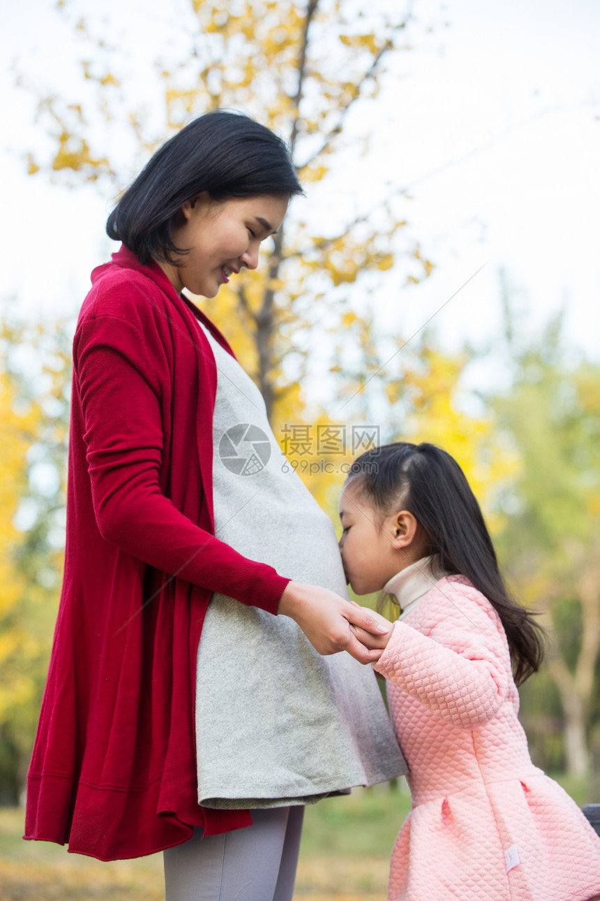 孕妇成年人怀孕幸福家庭在户外玩耍图片