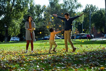 父亲独生子家庭公园幸福家庭在户外玩耍高清图片