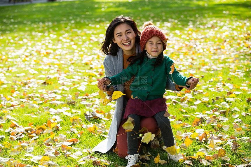 秋天草地陪伴幸福家庭户外郊游图片