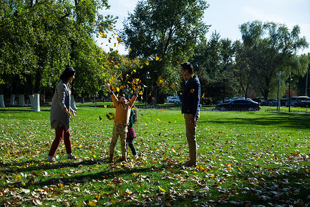 儿童高兴的公园幸福家庭在户外图片