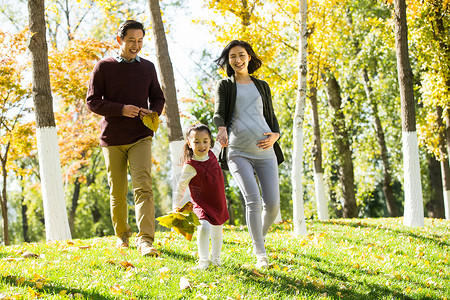 休闲装自然美彩色图片幸福家庭在户外玩耍图片