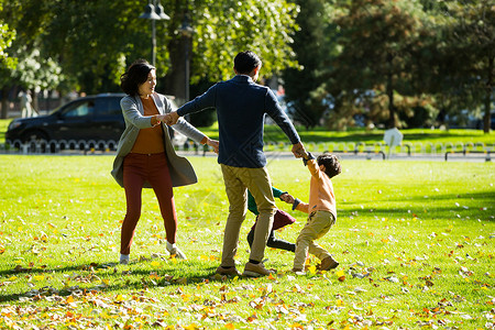 郊游玩耍休闲活动幸福家庭在户外图片