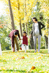 减压相伴温馨幸福家庭在户外玩耍图片