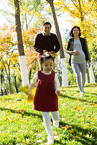 风景温馨童年幸福家庭在户外玩耍图片