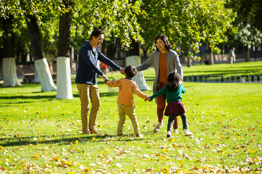 无忧无虑公园毛衣幸福家庭在户外图片