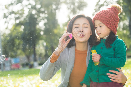 毛衣秋天成年人幸福家庭户外郊游图片