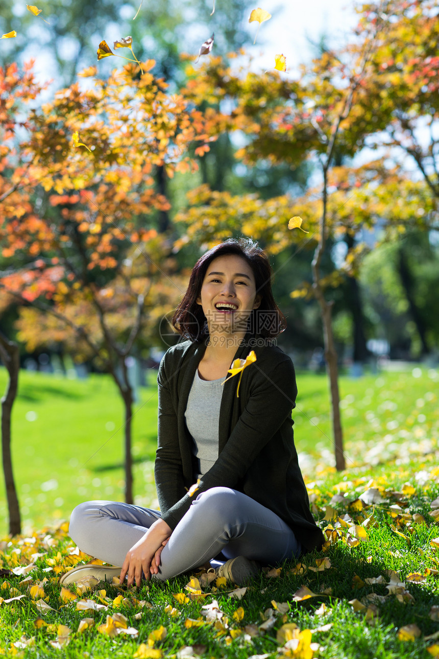 愉悦人郊区青年女人在户外图片