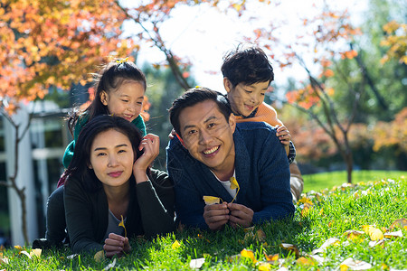 绿色草地亚洲幸福家庭在户外图片