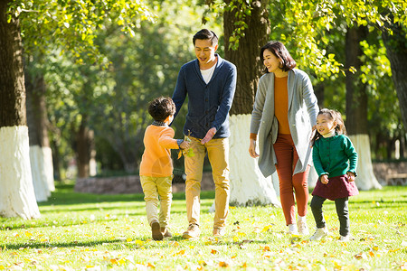 秋季幸福家庭在户外郊游图片