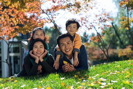 秋季幸福家庭在户外图片