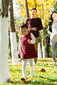 休闲追求放松季节幸福家庭在户外玩耍图片