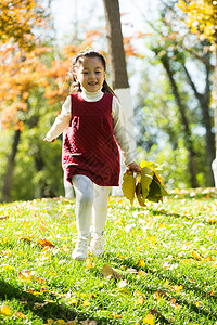 东方人彩色图片秋天可爱的小女孩在户外玩耍图片