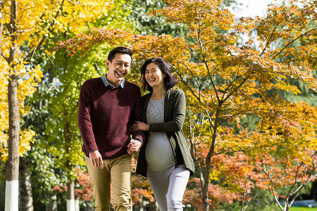 环境成年人青年人丈夫陪着怀孕的妻子在户外图片