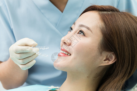 矫形牙医牙科医生给患者治疗背景