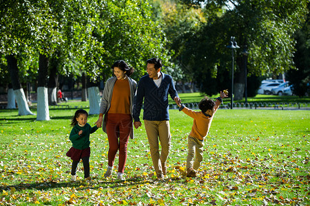 黄色休闲装减压幸福家庭在户外图片