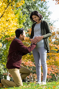 渴望树异恋丈夫陪着怀孕的妻子在户外高清图片