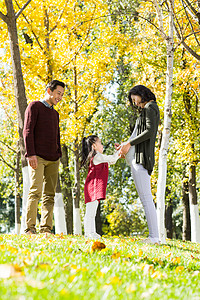 秋天彩色图片季节幸福家庭在户外玩耍图片