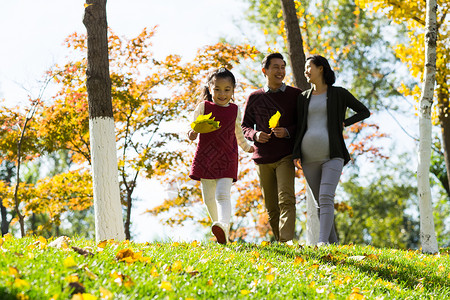 青年夫妇步行休闲追求幸福家庭在户外玩耍图片