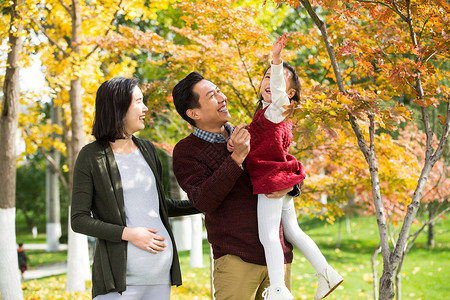减压快乐公园幸福家庭在户外玩耍图片