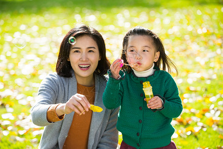 青年人可爱的东亚幸福家庭户外郊游图片