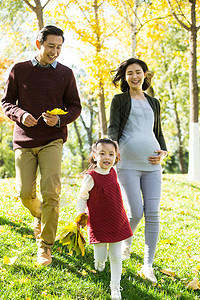 孕育步行减压幸福家庭在户外玩耍图片