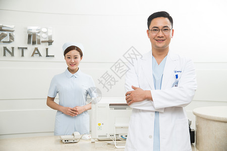 现代青年男医生和年轻女护士在服务台图片