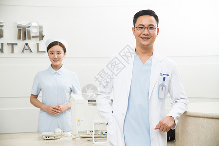 男医生和年轻女护士在服务台图片