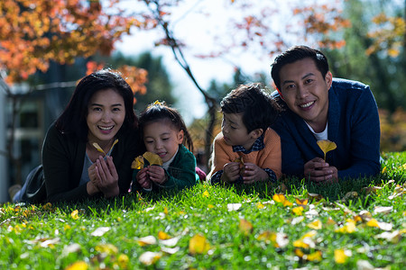 女人儿子黄色幸福家庭在户外图片