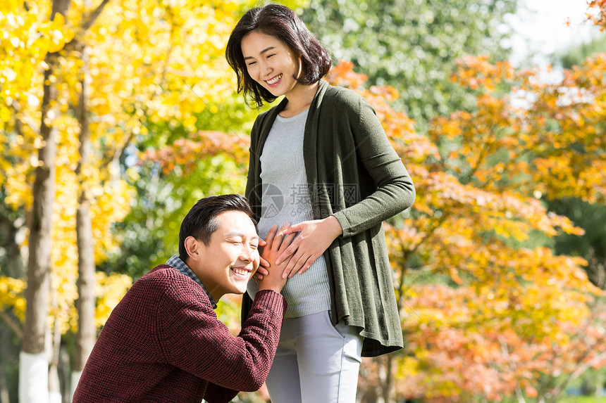 人北京休闲活动丈夫陪着怀孕的妻子在户外图片