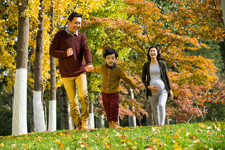 5到6岁预期东亚幸福家庭在户外玩耍高清图片