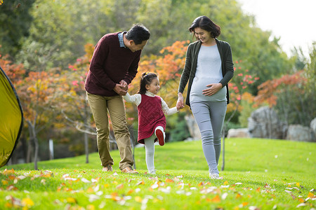 孕妇预期相伴幸福家庭在户外玩耍图片